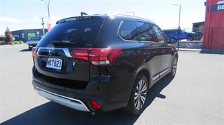 2019 Mitsubishi Outlander - Thumbnail