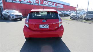 2015 Toyota Prius C - Thumbnail